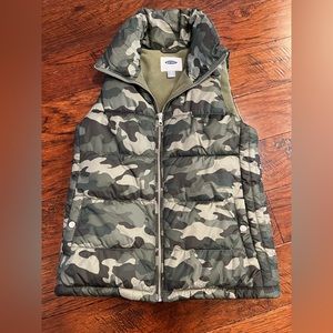 Old Navy puffer vest. Camo pattern. Size XS